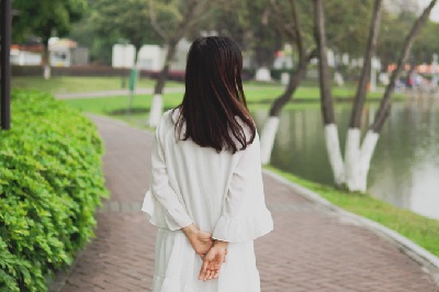 三个动作促进胃肠蠕动