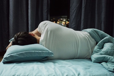 痔疮的正确睡姿图 这2个睡姿可以参考